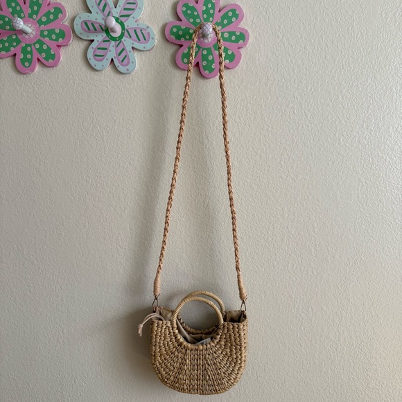 Elegant Tan Woven Shoulder Bag - Picture 2 of 12